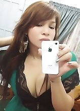 CUTSIE TRANSGIRL self shooting her pornish pics in the mirror